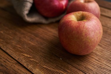 Tahta masadaki elmalar vitaminler taze meyveler organik