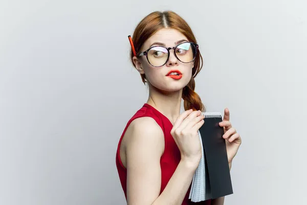 Женщина-секретарь в очках с блокнотом в руках менеджера — стоковое фото