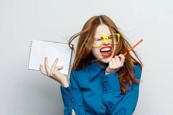 Mulher de negócios com bloco de notas e lápis vestindo óculos amarelos profissional de escritório — Fotografia de Stock