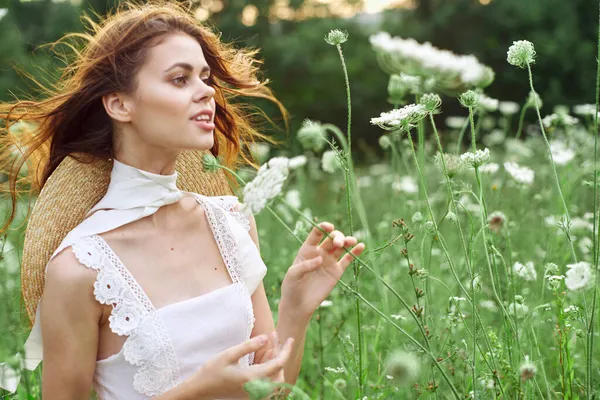 Hübsche Frau im weißen Kleid in einem Feld blüht die Natur — Stockfoto