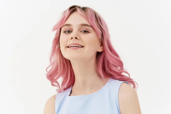Ładna kobieta różowe włosy pozowanie studio mody — Zdjęcie stockowe
