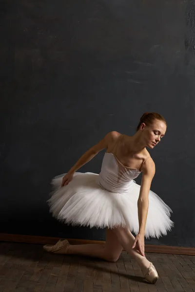 Mulher bailarina em branco tutu desempenho graça dança — Fotografia de Stock