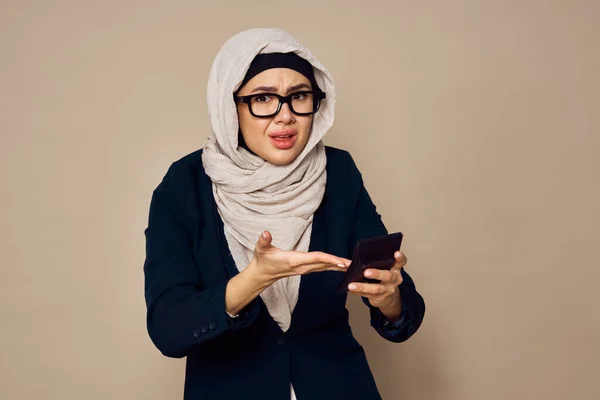 Femme musulmane avec calculatrice dans les mains travail bureau entreprise — Photo