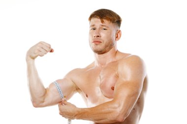 Atletik adam, mezura kas egzersizi yapıyor.