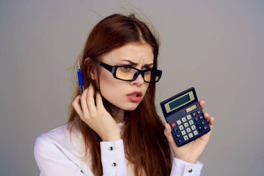 İş kadını sekreteri hesap makinesinde çalışıyor. Profesyonel.