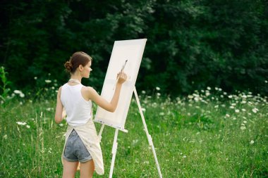 Kadın ressam manzara çiziyor doğa yaratıcı çiziyor