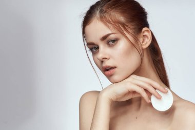 Çıplak omuzlu, pamuklu, temiz ciltli bir kadın.