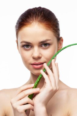 Çıplak omuzlu kadın aloe kozmetik spa tedavisi