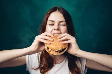 Hamburger yiyen neşeli kadın yakın plan yaşam tarzı