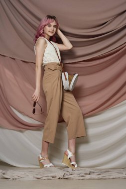 Güzel kadın pembe saç süslemesi yaz tarzı moda.