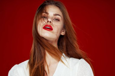 Güzel kadın moda saç stili kırmızı dudaklar izole edilmiş arka plan