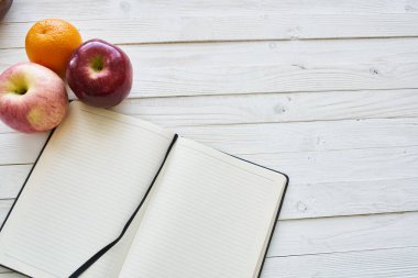 Meyve gevrekleri düzgün beslenme notları kahvaltı diyeti üst görünümü