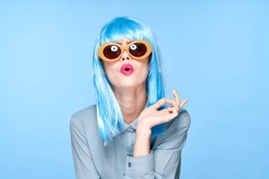 çekici kadın cazibesi moda kırmızı dudaklar mavi saç