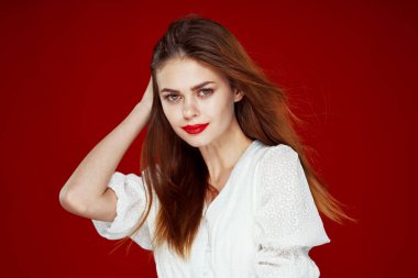 Güzel kadın moda saç stili kırmızı dudaklar izole edilmiş arka plan