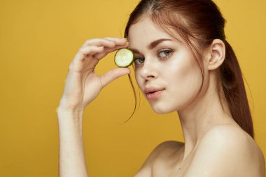 Salatalık vitamini cilt bakımlı neşeli kadın. Doğal ürün.