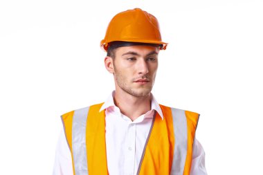 Turuncu yelek giyen mühendis profesyonel poz veriyor.