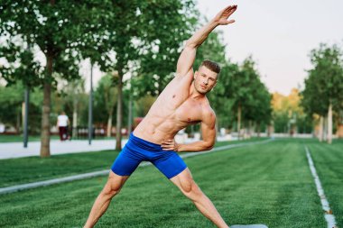 Parkta erkek sporcu kas egzersizi.