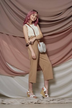 Güzel kadın pembe saç cazibesi lüks modellik yapıyor.