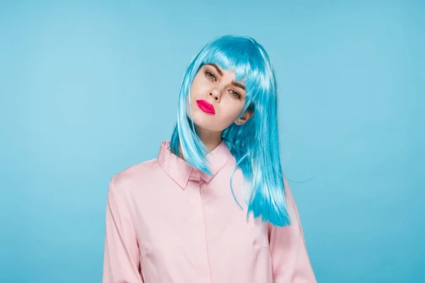 Vidám elbűvölő nő rózsaszín ing kék paróka smink modell — Stock Fotó