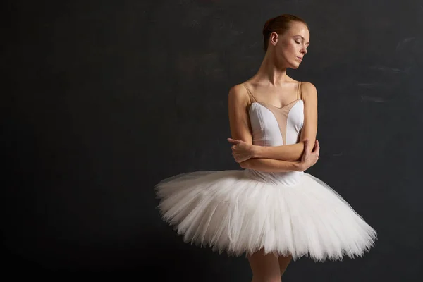Bailarina en una silueta de danza de tutú blanco fondo oscuro —  Fotos de Stock