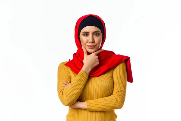 Fröhliche muslimische Frau einkaufen Weihnachtsgeschenke Licht Hintergrund — Stockfoto