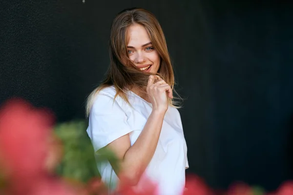 Bonita mujer posando estilo de vida calle paseo divertido — Foto de Stock