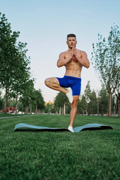 Homme athlétique avec un exercice de torse pompé dans le parc fitness — Photo