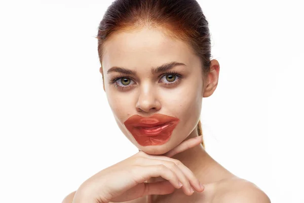 Hübsche Frau in Flicken auf Gesichtsverjüngung Wellness-Behandlungen — Stockfoto