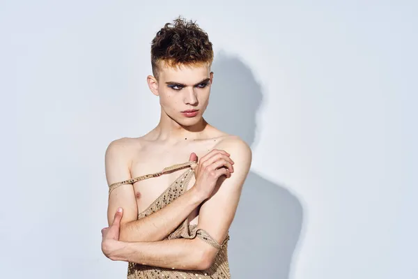 Чоловічий трансгендерний жіночий макіяж мода позує студію — стокове фото