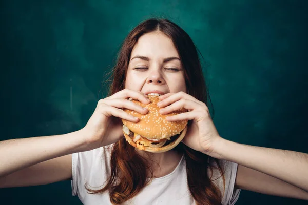 Vrolijk vrouw eten hamburger snack close-up levensstijl — Stockfoto