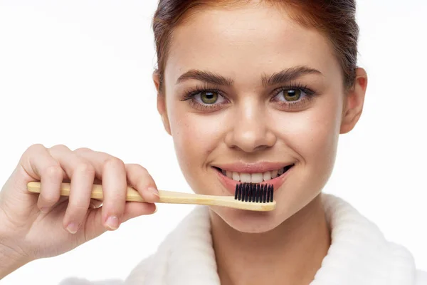 Wanita dalam mantel putih sikat gigi mulut kebersihan — Stok Foto