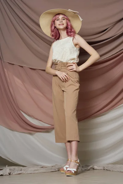 Bella donna capelli rosa decorazione stile moda estate — Foto Stock