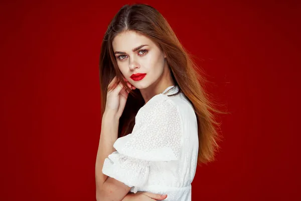 Ładna kobieta moda fryzura pozowanie czerwone usta odizolowane tło — Zdjęcie stockowe