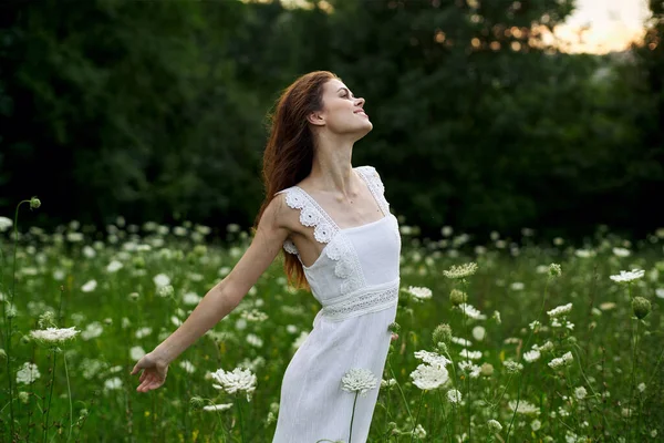 Glad kvinna utomhus blommor frihet sommar natur — Stockfoto