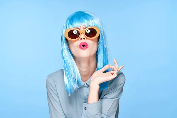 Привлекательная женщина гламурная мода красные губы синие волосы — стоковое фото