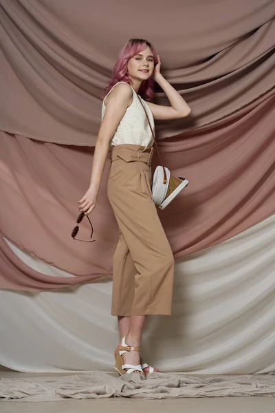 Csinos nő rózsaszín haj csillogás pózol luxus modell — Stock Fotó