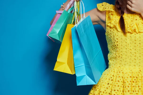 Glimlachende vrouw in een gele hoed Shopaholic mode stijl geïsoleerde achtergrond — Stockfoto