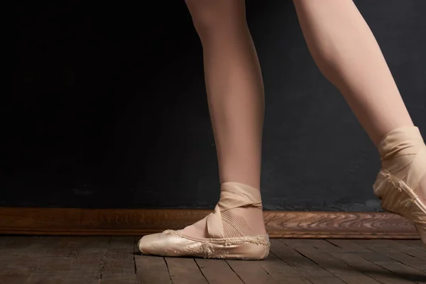 Ballerina gambe esercizio prestazioni stile classico primo piano — Foto Stock