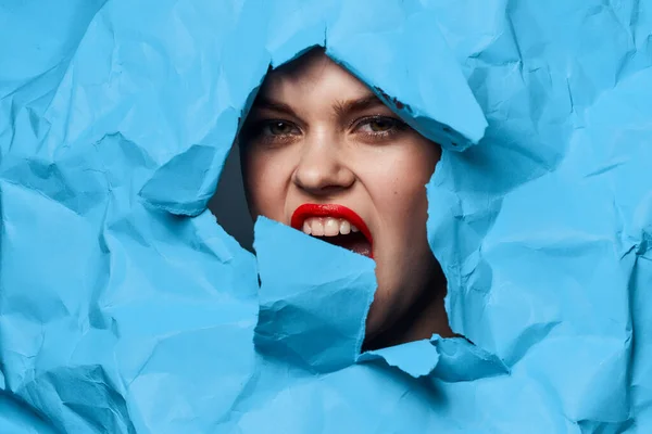 Kadın yüzü mavi arka planda kırmızı dudaklar makyaj duyguları — Stok fotoğraf