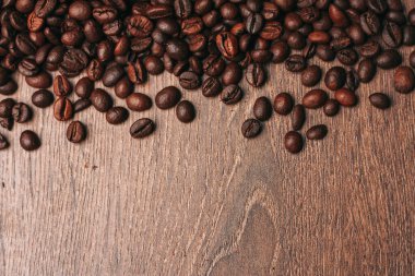 Bir fincan kahve sıcak içecek dökülen taneler kafein kalıpları