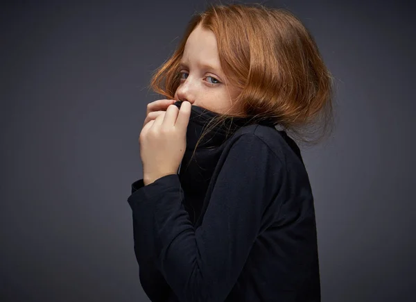 Κοκκινομάλλα με φακίδες στο πρόσωπό της με μαύρο πουλόβερ που ποζάρει. — Φωτογραφία Αρχείου