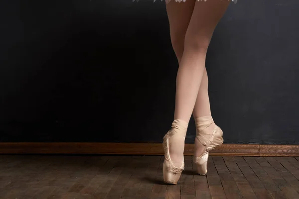 Ballerina gambe esercizio prestazioni stile classico primo piano — Foto Stock