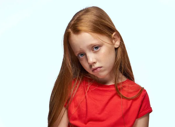Девушка с рыжими волосами, детство в красной футболке — стоковое фото