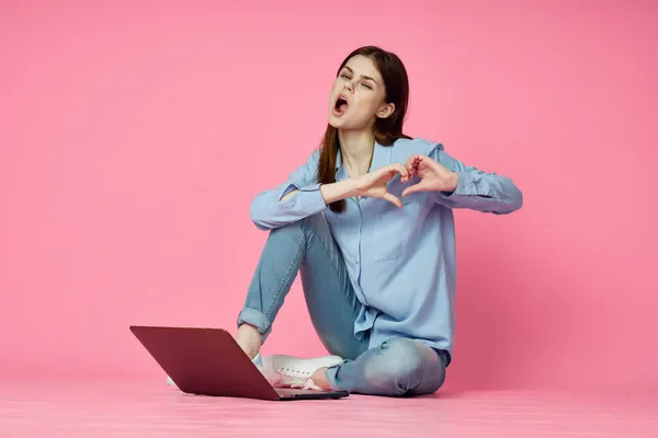 Diák laptop oktatás internet rózsaszín technológia háttér — Stock Fotó