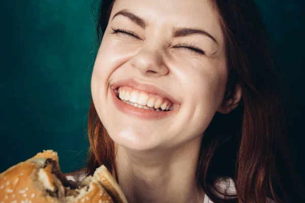 Mujer comiendo hamburguesa comida rápida snack close-up — Foto de Stock