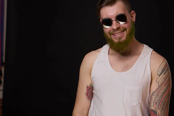 Glad skäggig man i vit t-shirt solglasögon poserar — Stockfoto