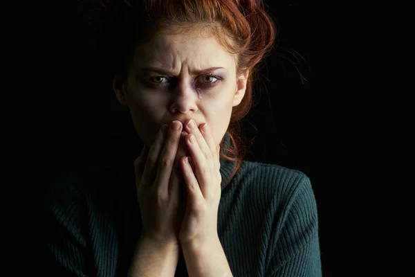 Gråtande kvinna med svart öga problem missbruk — Stockfoto