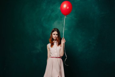 Kırmızı balonlu güzel bir kadın doğum günü yeşili arka plan