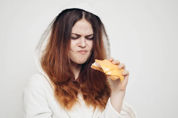 Roodharige vrouw eet een sandwich snack lunch — Stockfoto