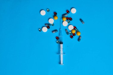 ilaç kavanozu vitaminler ilaç kapsülleri mavi arkaplan